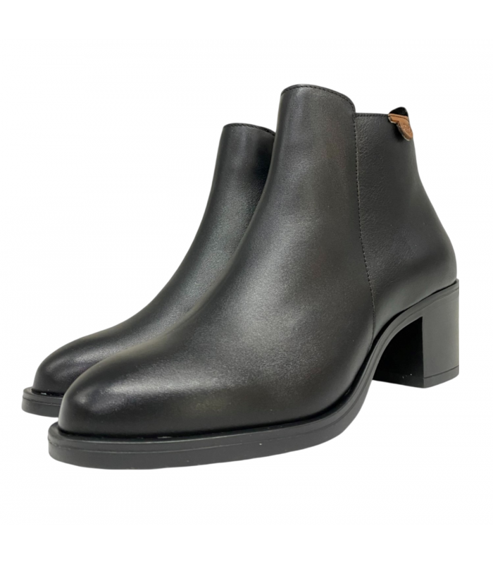 Botines clásicos en piel negra con tacón de media altura.