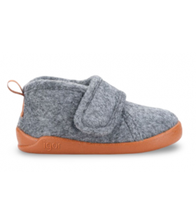 Zapatos infantiles con velcro en color gris y rosa.