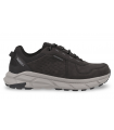 Deportivo negro con cierre de cordones y tratamiento waterproof.