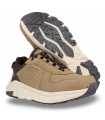 Deportivo marrón con tratamiento waterproof, perfecto para la lluvia.