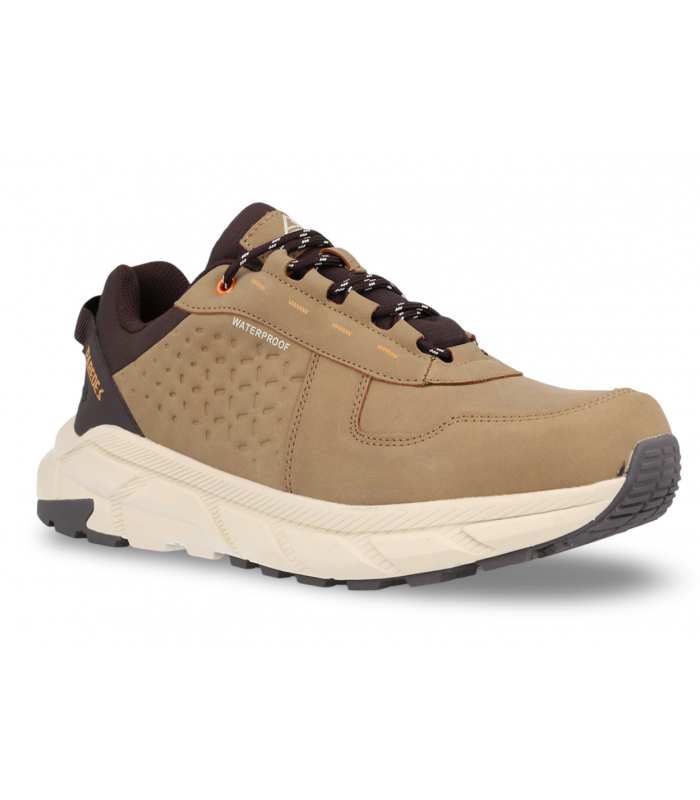 Deportivo marrón con tratamiento waterproof, perfecto para la lluvia.