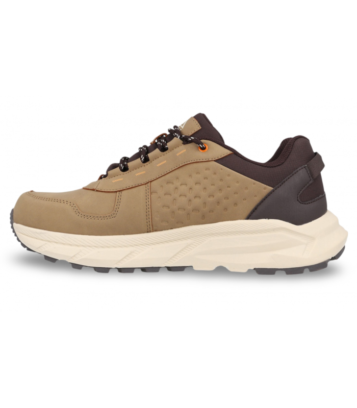 Deportivo marrón con tratamiento waterproof, perfecto para la lluvia.