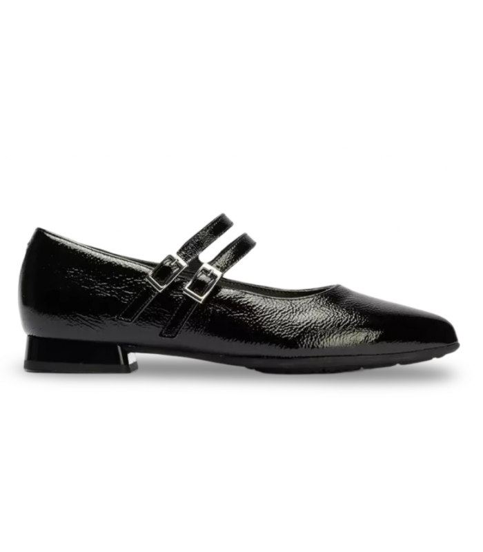 Zapato salón con hebillas.