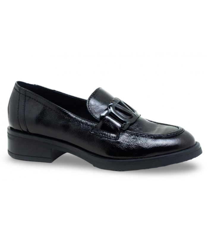 Mocasines negros con adorno. Piel charol.