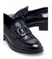 Mocasines negros con adorno. Piel charol.