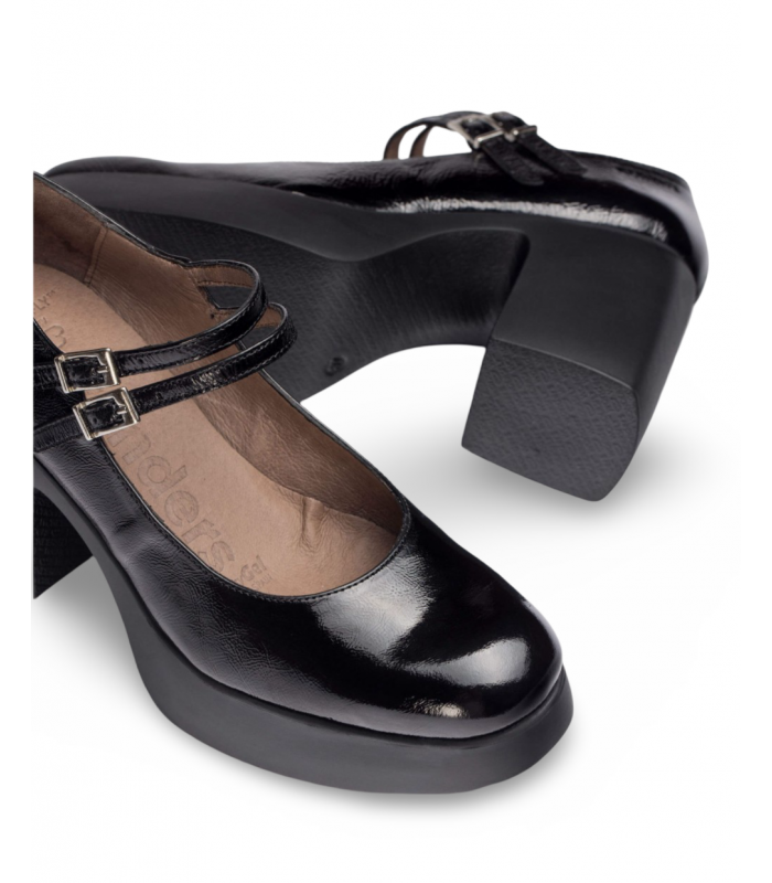 Zapatos negros Mary Jane con tacón y plataforma.