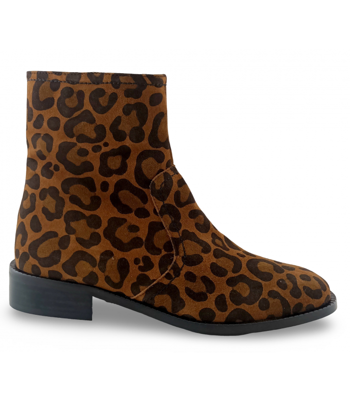 Botín con estampado leopardo en color cuero.