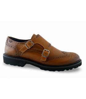 Zapato clásico masculino con dos hebillas.