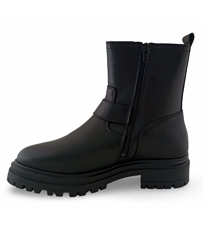 Bota estilo motorista con dos hebillas en negro.