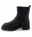 Bota estilo motorista con dos hebillas en negro.