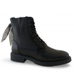 Botines de cordones en color negro.