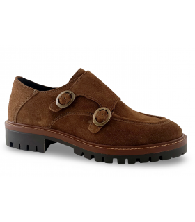 Zapato con dos hebillas en color marrón.