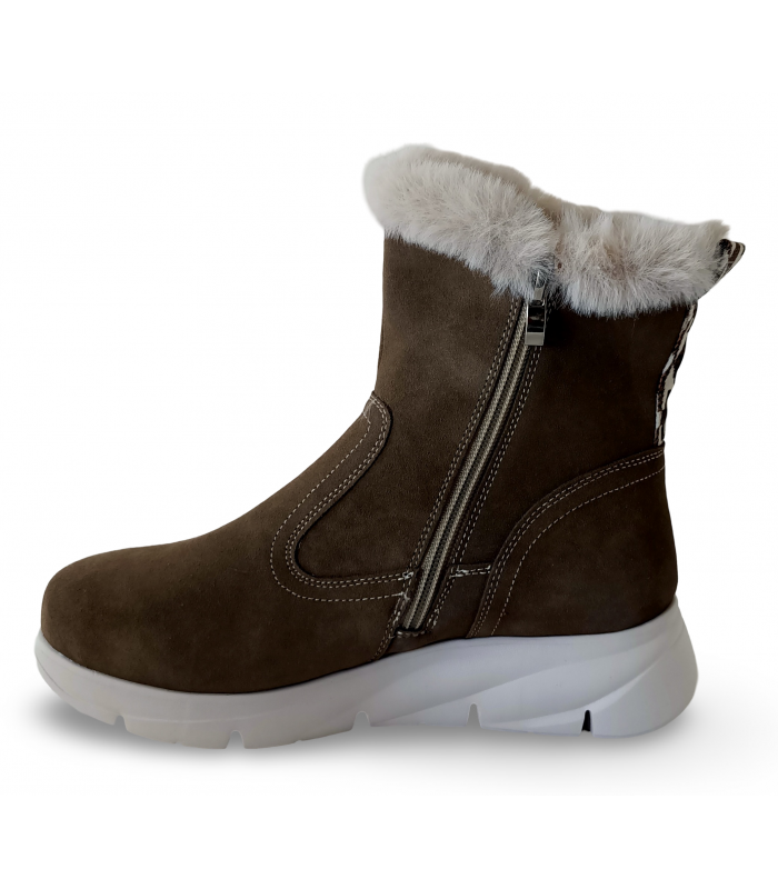 Botines con pelo en color taupe.