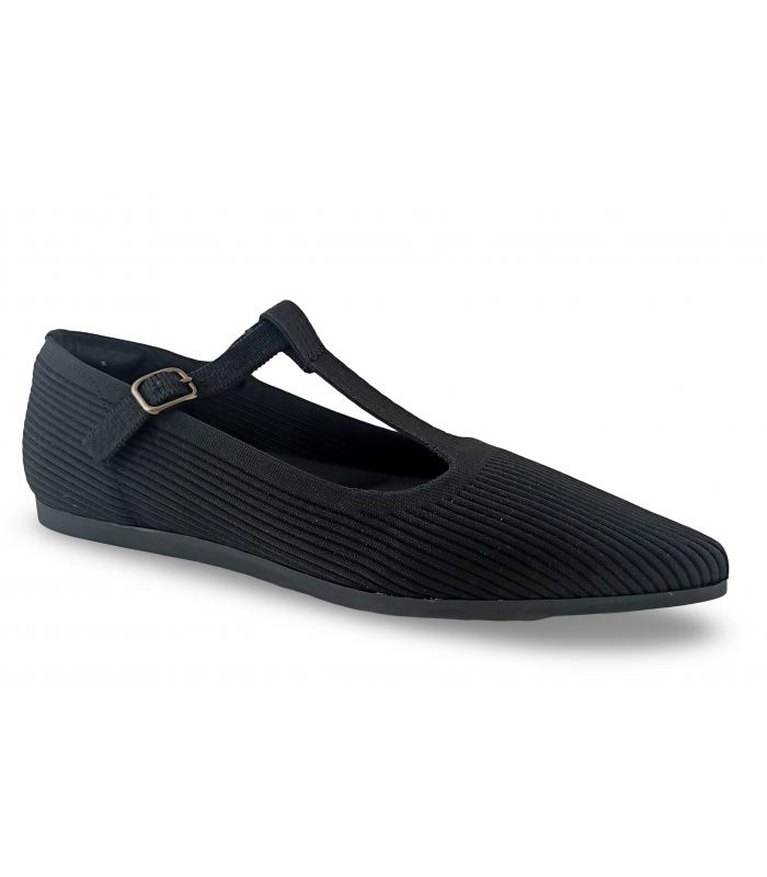 Zapatos con corte elástico y hebilla lateral en color negro.