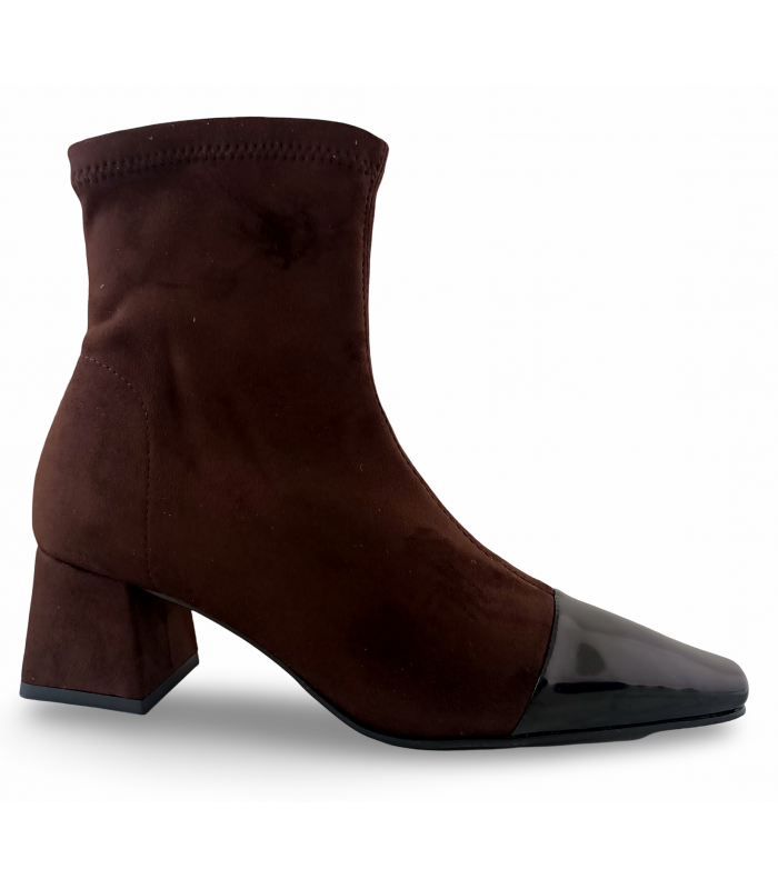 Botines de tacón medio con corte elástico y puntera en charol marrón.