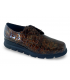 Zapato con cordones en color marrón.