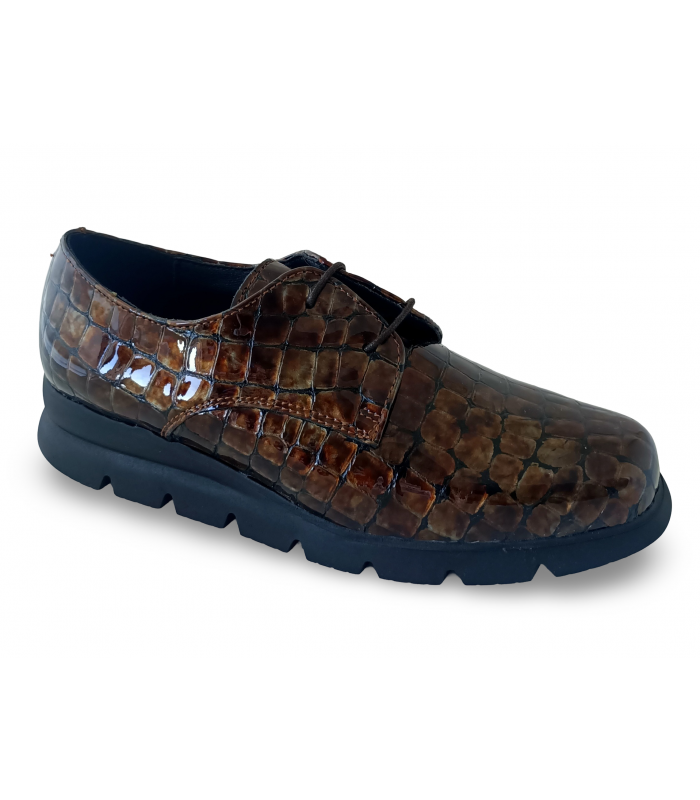 Zapato con cordones en color marrón.