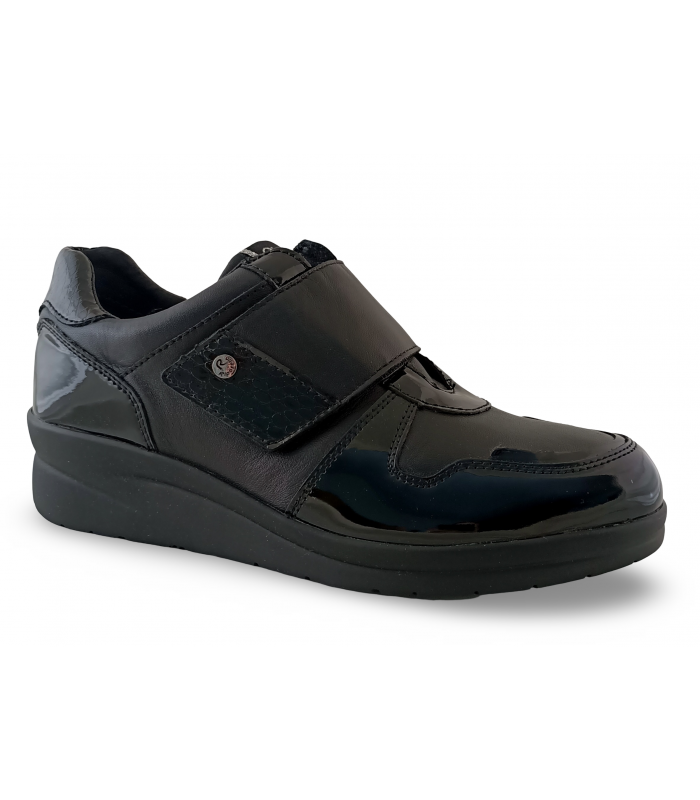 Zapato de cuña con cierre de velcro lateral.
