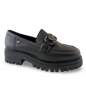 Mocasín negro con estribo. Piel natural vacuno.