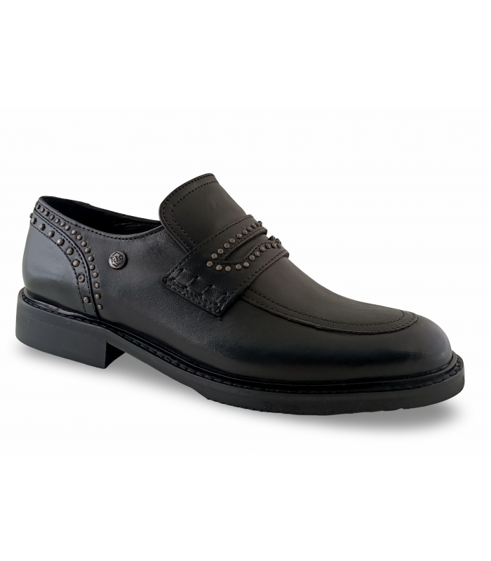 Mocasín negro con antifaz y tachas. Piel natural.