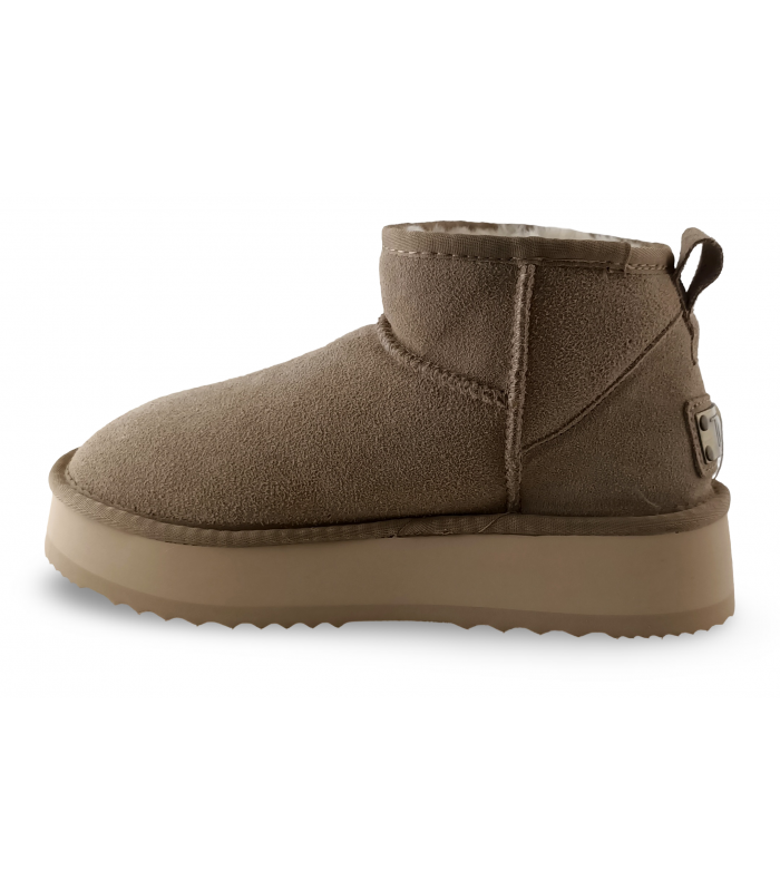 Botas australianas arena con plataforma ligera. Piel serraje.