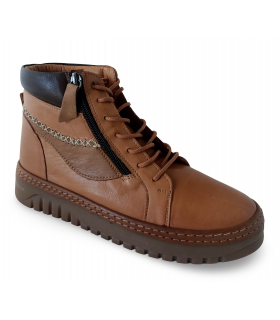 Botines con cordones en piel beige natural.