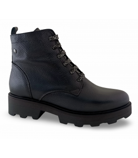 Botines metalizados con cierre de cordones.