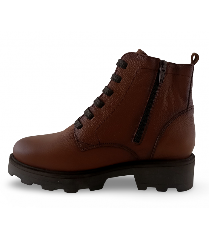 Botines de cordones en color cuero.