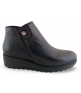 Botines con cuña y cierre elástico en negro.