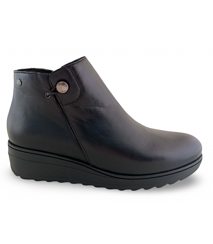 Botines con cuña y cierre elástico en negro.