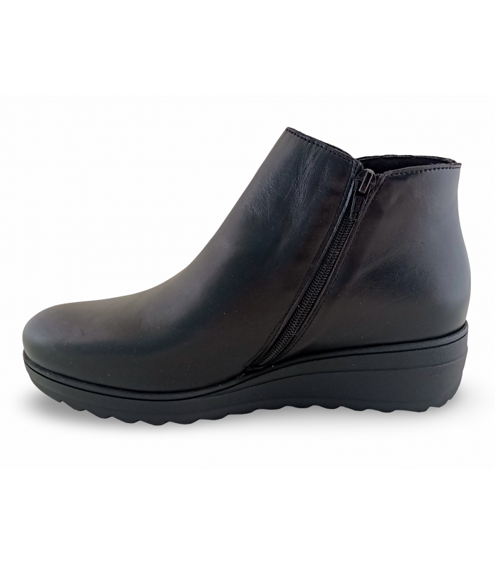 Botines con cuña y cierre elástico en negro.