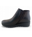 Botines con cuña y cierre elástico en negro.