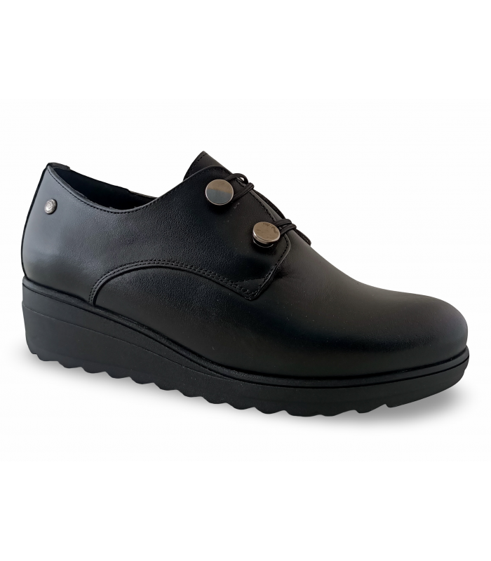 Zapatos con cuña y cierres elásticos en negro.