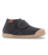 Zapatos con velcro en color antracita.