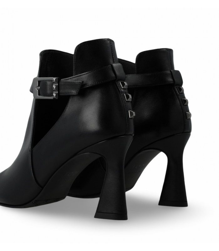 Zapato abotinado de vestir en negro y dorado.