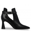 Zapato abotinado de vestir en negro y dorado.