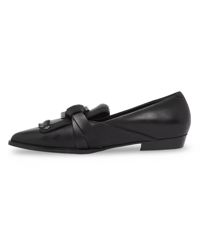 Mocasín con flecos y adorno circular en negro.