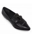 Mocasín con flecos y adorno circular en negro.