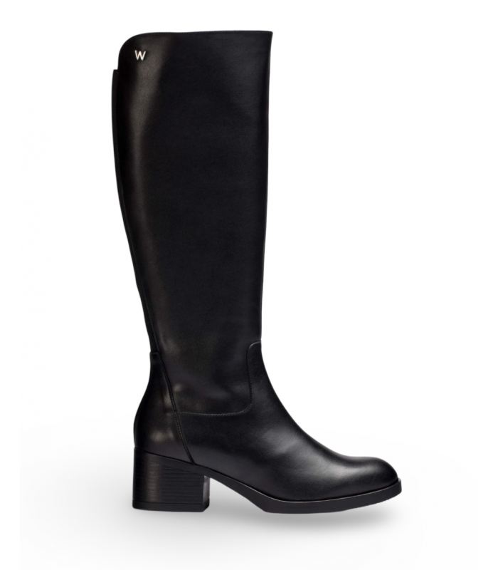 Botas negras de tacón con caña alta. Piel natural.