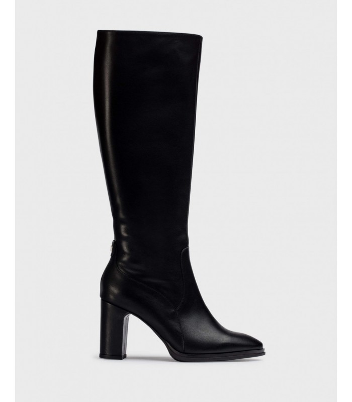 Botas negras de tacón alto. Horma afilada, piel vacuno.