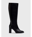 Botas negras de tacón alto. Horma afilada, piel vacuno.