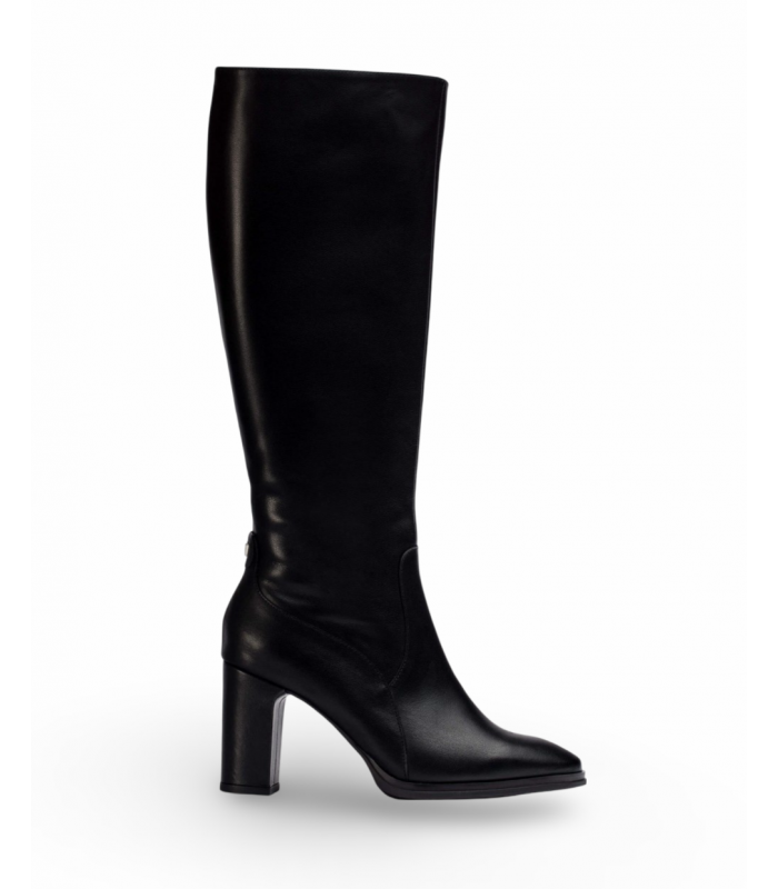 Botas negras de tacón alto. Horma afilada, piel vacuno.