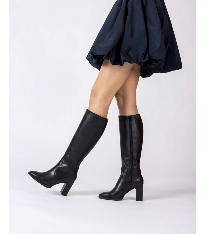 Botas negras de tacón alto. Horma afilada, piel vacuno.