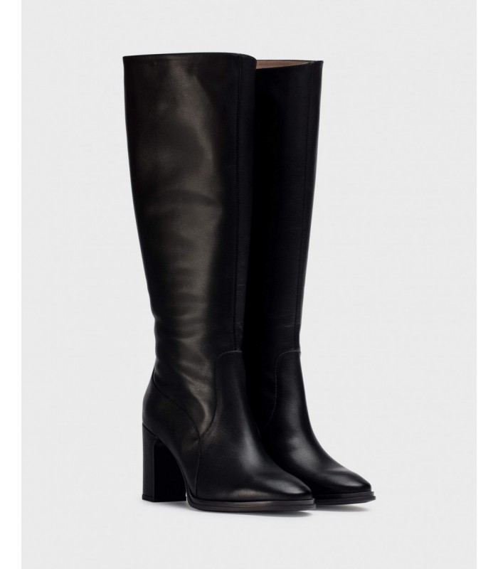 Botas negras de tacón alto. Horma afilada, piel vacuno.