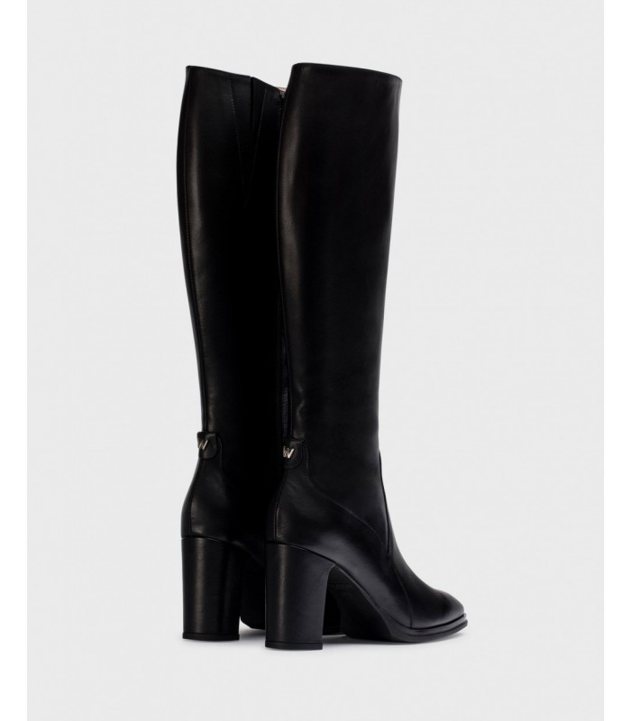 Botas negras de tacón alto. Horma afilada, piel vacuno.