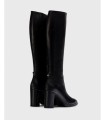 Botas negras de tacón alto. Horma afilada, piel vacuno.