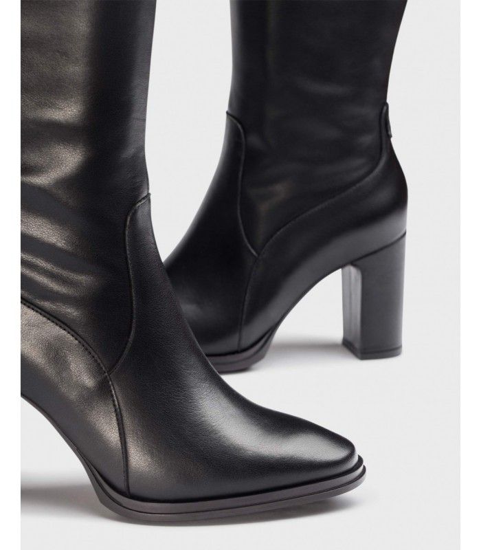 Botas negras de tacón alto. Horma afilada, piel vacuno.