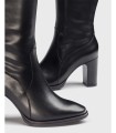 Botas negras de tacón alto. Horma afilada, piel vacuno.