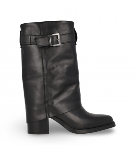 Botas de tacón con hebilla en color negro.