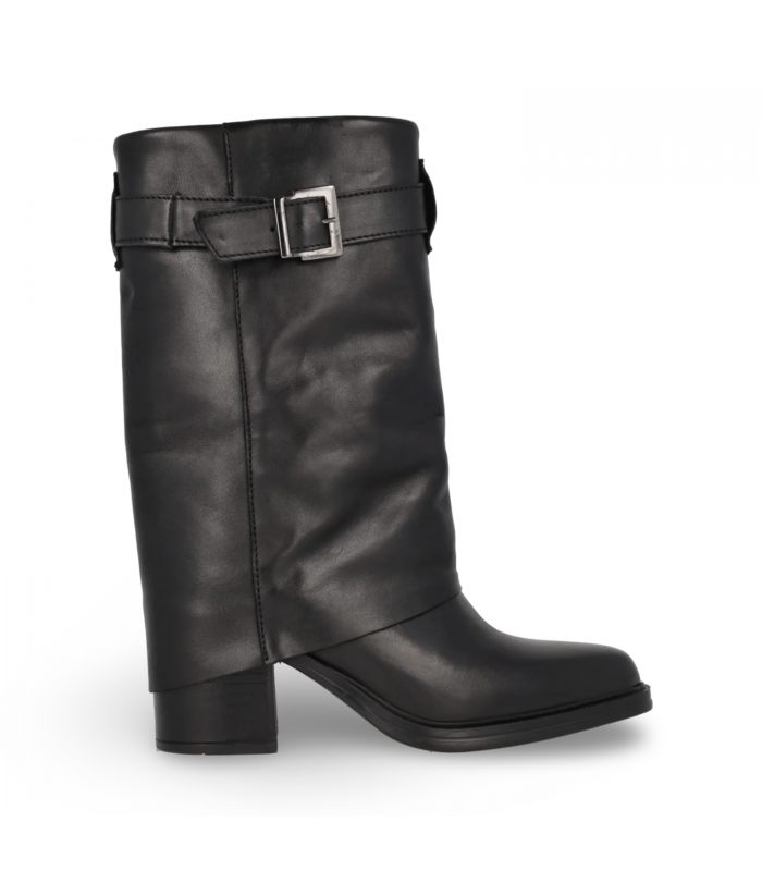 Botas de tacón con hebilla en color negro.